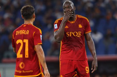 Roma, İtalya 17.09.2023: Roman Romelu Lukaku, Roma 'daki Olimpiyat Stadyumu' nda AS Roman - Empoli FC arasındaki İtalya Serie A TIM 2023-2024 futbol karşılaşmasında Romanyalı Paulo Dybala ile konuştu.