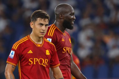 Roma, İtalya 17.09.2023: Roma 'dan Paulo Dybala ve Roma' dan Romelu Lukaku, Roma 'daki Olympic Stadyumu' nda AS Roman - Empoli FC arasında oynanan İtalya Serisi A TIM 2023-2024 futbol maçında eylem halindeler..