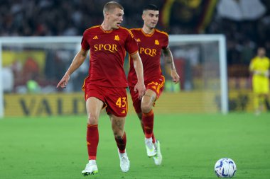 Roma, İtalya 17.09.2023: Romanlardan Rasmus Kristensen ve Romanlardan Gianluca Mancini, Roma 'daki Olympic Stadyumu' nda AS Roman - Empoli FC arasındaki İtalya Serie A TIM 2023-2024 futbol karşılaşması sırasında eylem halindeler..