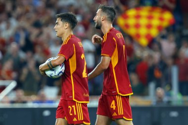 Roma, İtalya 17.09.2023: Romanyalı Bryan Cristante Roma 'daki Olympic Stadyumu' nda AS Roman - Empoli FC arasındaki İtalya Serie A TIM 2023-2024 futbol karşılaşmasında Romanyalı Paulo Dybala ile gol attı ve bunu kutladı..