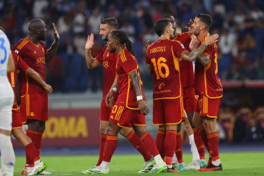 Roma, İtalya 17.09.2023: Romanyalı Bryan Cristante Roma 'daki Olympic Stadyumu' nda AS Roman - Empoli FC arasındaki İtalya Serie A TIM 2023-2024 futbol karşılaşmasında Romanyalı Paulo Dybala ile gol attı ve bunu kutladı..