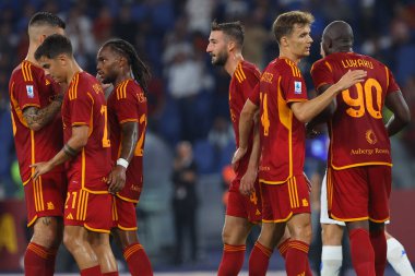 Roma, İtalya 17.09.2023: Romanyalı Bryan Cristante Roma 'daki Olympic Stadyumu' nda AS Roman - Empoli FC arasındaki İtalya Serie A TIM 2023-2024 futbol karşılaşmasında Romanyalı Paulo Dybala ile gol attı ve bunu kutladı..