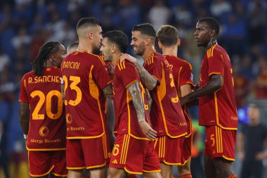 Roma, İtalya 17.09.2023: Romanyalı Bryan Cristante Roma 'daki Olympic Stadyumu' nda AS Roman - Empoli FC arasındaki İtalya Serie A TIM 2023-2024 futbol karşılaşmasında Romanyalı Paulo Dybala ile gol attı ve bunu kutladı..