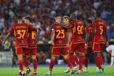 Roma, İtalya 17.09.2023: Romanyalı Bryan Cristante Roma 'daki Olympic Stadyumu' nda AS Roman - Empoli FC arasındaki İtalya Serie A TIM 2023-2024 futbol karşılaşmasında Romanyalı Paulo Dybala ile gol attı ve bunu kutladı..