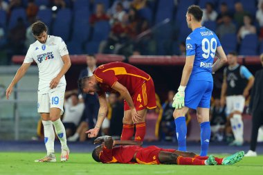 Roma, İtalya 17.09.2023: Roman Evan Ndicka Roma 'daki Olimpiyat Stadyumu' nda AS Roman - Empoli FC arasındaki İtalya Serie A TIM 2023-2024 futbol karşılaşmasında yaralandı.
