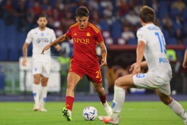Roma, İtalya 17.09.2023: Romanyalı Paulo Dybala, Roma 'daki Olimpiyat Stadyumu' nda AS Roman - Empoli FC arasındaki İtalya Serie A TIM 2023-2024 futbol karşılaşmasında golü attı ve takımla birlikte kutladı..