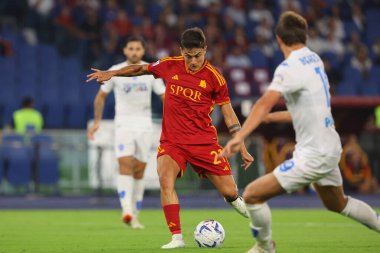 Roma, İtalya 17.09.2023: Romanyalı Paulo Dybala, Roma 'daki Olimpiyat Stadyumu' nda AS Roman - Empoli FC arasındaki İtalya Serie A TIM 2023-2024 futbol karşılaşmasında golü attı ve takımla birlikte kutladı..