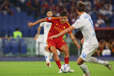 Roma, İtalya 17.09.2023: Romanyalı Paulo Dybala, Roma 'daki Olimpiyat Stadyumu' nda AS Roman - Empoli FC arasındaki İtalya Serie A TIM 2023-2024 futbol karşılaşmasında golü attı ve takımla birlikte kutladı..