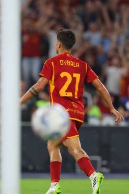 Roma, İtalya 17.09.2023: Romanyalı Paulo Dybala, Roma 'daki Olimpiyat Stadyumu' nda AS Roman - Empoli FC arasındaki İtalya Serie A TIM 2023-2024 futbol karşılaşmasında golü attı ve takımla birlikte kutladı..