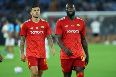 Roma, İtalya 17.09.2023: Roma 'dan Leandro Paredes ve Roma' dan Romelu Lukaku, İtalya Serie A TIM 2023-2024 futbol karşılaşması öncesinde Roma 'daki Olympic Stadyumu' nda AS Romanlar ve Empoli FC arasında oynanan 4..