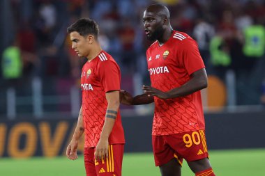 Roma, İtalya 17.09.2023: Roma 'dan Paulo Dybala ve Roma' dan Romelu Lukaku, İtalya Serie A TIM 2023-2024 futbol karşılaşması öncesinde Roma 'daki Olympic Stadyumu' nda AS Romanlar ve Empoli FC arasında oynanan 4..