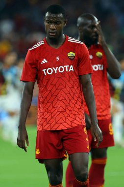 Roma, İtalya 17.09.2023: Roman Evan Ndicka İtalya Serie A TIM 2023-2024 futbol karşılaşması öncesinde Roma 'daki Olimpiyat Stadyumu' nda AS Roman - Empoli FC arasındaki ısınma turunda.
