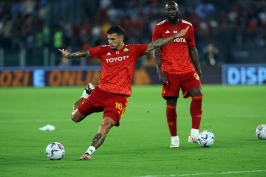 Roma, İtalya 17.09.2023: Roma 'lı Leandro Paredes İtalya Serie A TIM 2023-2024 futbol karşılaşması öncesinde Roma Olimpiyat Stadyumu' nda AS Roman - Empoli FC arasındaki ısınma turunda.