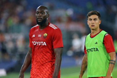 Roma, İtalya 17.09.2023: Roma 'dan Paulo Dybala ve Roma' dan Romelu Lukaku, İtalya Serie A TIM 2023-2024 futbol karşılaşması öncesinde Roma 'daki Olympic Stadyumu' nda AS Romanlar ve Empoli FC arasında oynanan 4..