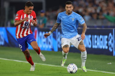 Roma, İtalya 19.09.2023: Atletico 'dan Nahuel Molina, Lazio' dan Mattia Zaccagni Uefa Şampiyonlar Ligi 2023-2024, E grubu, SS Lazio ve Atletico de Madrid arasında Roma Olimpiyat Stadyumu 'nda oynanan karşılaşma..