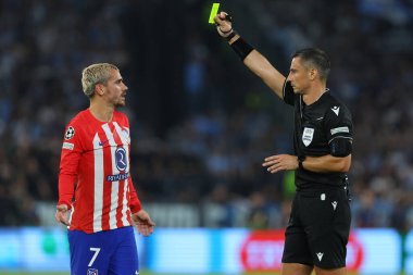 Roma, İtalya 19.09.2023: Hakem Vinciç, Uefa Şampiyonlar Ligi 2023-2024 futbolu sırasında Atletico 'lu Antoine Griezmann' da, SS Lazio 'nun Atletico de Madrid' e açtığı Olimpiyat Stadyumu 'nda E grubu arasında sarı kart gösterdi..