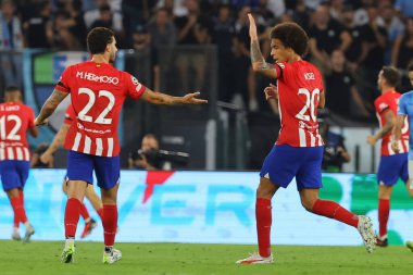 Roma, İtalya 19.09.2023: Atletico 'dan Mario Hermoso, Atletico' dan Axel Witsel Uefa Şampiyonlar Ligi 2023-2024, Uefa Şampiyonlar Ligi 2023-2024, grup E, SS Lazio ve Atletico de Madrid arasında Roma Olimpiyat Stadyumu 'nda yapılan karşılaşma sonucu kutladı..