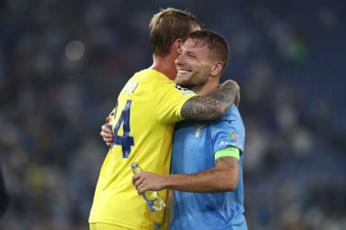 Roma, İtalya 19.09.2023: Lazio kalecisi İvan Provedel, 2023-2024 Uefa Şampiyonlar Ligi 2023-2024 sezonunda Roma Olimpiyat Stadyumu 'nda SS Lazio' ya karşı Atletico de Madrid arasındaki golü attı ve Lazio 'lu Ciro Immobile ile kutladı..