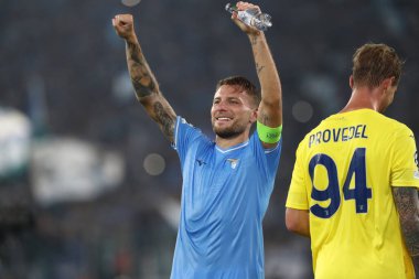 Roma, İtalya 19.09.2023: Lazio kalecisi İvan Provedel, 2023-2024 Uefa Şampiyonlar Ligi 2023-2024 sezonunda Roma Olimpiyat Stadyumu 'nda SS Lazio' ya karşı Atletico de Madrid arasındaki golü attı ve Lazio 'lu Ciro Immobile ile kutladı..