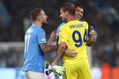 Roma, İtalya 19.09.2023: Lazio kalecisi İvan Provedel, 2023-2024 Uefa Şampiyonlar Ligi 2023-2024 sezonunda Roma Olimpiyat Stadyumu 'nda SS Lazio' ya karşı Atletico de Madrid arasındaki golü attı ve Lazio 'lu Ciro Immobile ile kutladı..