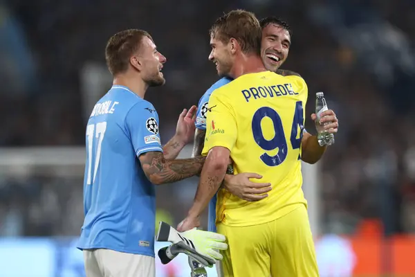 Roma, İtalya 19.09.2023: Lazio kalecisi İvan Provedel, 2023-2024 Uefa Şampiyonlar Ligi 2023-2024 sezonunda Roma Olimpiyat Stadyumu 'nda SS Lazio' ya karşı Atletico de Madrid arasındaki golü attı ve Lazio 'lu Ciro Immobile ile kutladı..