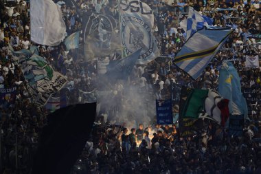 Roma, İtalya 23.09.2023: Lazio taraftarları İtalya Serie A TIM 2023-2024 futbol karşılaşması öncesinde Giorgio Napolitano için bir dakikalık saygı duruşmasında şarkı söylüyorlar..