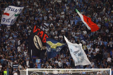 Roma, İtalya 23.09.2023: Lazio taraftarları İtalya Serie A TIM 2023-2024 futbol karşılaşması öncesinde Giorgio Napolitano için bir dakikalık saygı duruşmasında şarkı söylüyorlar..
