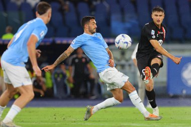 Roma, İtalya 23.09.2023: Lazio 'dan Danilo Cataldi, Monza' dan Lorenzo Colombo İtalya Serisi A TIM 2023-2024 5 futbol karşılaşması sırasında Roma Olimpiyat Stadyumu 'ndaki AC Monza' ya karşı SS Lazio.