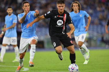 Roma, İtalya 23.09.2023: Lazio 'dan Danilo Cataldi, İtalya Serisi A TIM 2023-2024 5 futbol karşılaşması sırasında Monzain' den Lorenzo Colombo, Roma Olimpiyat Stadyumu 'nda SS Lazio' ya karşı AC Monza.