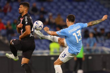 Roma, İtalya 23.09.2023: Monza 'dan Andrea Carboni, Lazio' dan Alessio Romagnoli, İtalya Serisi A TIM 2023-2024 5 günlük futbol karşılaşmasında SS Lazio ile Roma Olimpiyat Stadyumu 'ndaki AC Monza karşılaşması arasında hareket halindedir..