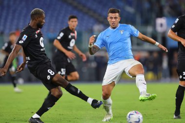Roma, İtalya 23.09.2023: Monza 'dan Akpa Akpro, Lazio' dan Luca Pellegrini İtalya Serisi A TIM 2023-2024 5 futbol karşılaşması sırasında Roma Olimpiyat Stadyumu 'nda SS Lazio' ya karşı AC Monza.