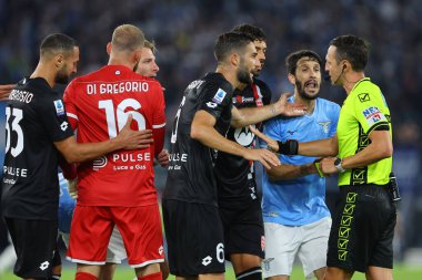 Roma, İtalya 23.09.2023: Monza oyuncuları İtalya Serie A TIM 2023-2024 5 futbol karşılaşmasında hakem Abisso ile birlikte SS Lazio 'nun AC Monza' ya karşı Roma Olimpiyat Stadyumu 'nda oynadığı karşılaşmayı protesto ettiler..