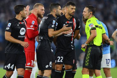 Roma, İtalya 23.09.2023: Monza oyuncuları İtalya Serie A TIM 2023-2024 5 futbol karşılaşmasında hakem Abisso ile birlikte SS Lazio 'nun AC Monza' ya karşı Roma Olimpiyat Stadyumu 'nda oynadığı karşılaşmayı protesto ettiler..