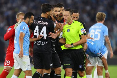 Roma, İtalya 23.09.2023: Monza oyuncuları İtalya Serie A TIM 2023-2024 5 futbol karşılaşmasında hakem Abisso ile birlikte SS Lazio 'nun AC Monza' ya karşı Roma Olimpiyat Stadyumu 'nda oynadığı karşılaşmayı protesto ettiler..