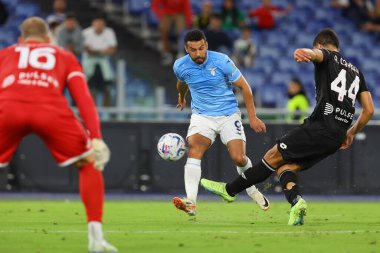 Roma, İtalya 23.09.2023: Lazio 'lu Pedro, Monza' lı Andrea Carboni İtalya Serie A TIM 2023-2024 5 günlük futbol karşılaşması sırasında Roma 'daki Olimpiyat Stadyumu' nda SS Lazio ile AC Monza arasındaki maç devam ediyor..