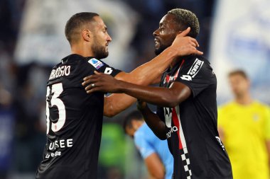 Roma, İtalya 23.09.2023: Monza 'dan Danilo D' Ambrosio, Monza 'dan Akpa Akpro İtalya Serie A TIM 2023-2024 5 futbol karşılaşması sonunda Roma' daki Olimpiyat Stadyumu 'nda SS Lazio ile AC Monza arasındaki maçı kutluyor..