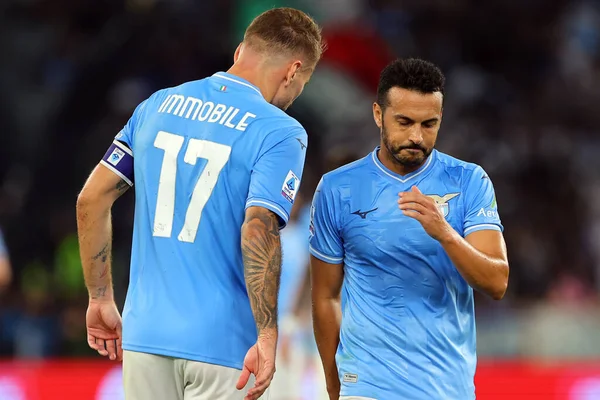 Roma, İtalya 23.09.2023: Lazio 'lu Pedro ve Lazio' lu Ciro Immobile (Lazio 'lu Ciro Immobile) İtalya Serie A TIM 2023-2024 5 futbol karşılaşması sonunda SS Lazio ile Roma Olimpiyat Stadyumu' ndaki AC Monza arasında oynanan 5 günlük maçta hayal kırıklığı.