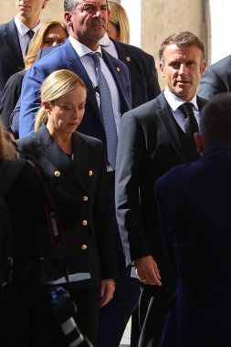 Roma, İtalya 26.09.2023: Başbakan Giorgia Meloni ve Fransa Cumhuriyeti Cumhurbaşkanı Emmanuel Macron, eski cumhurbaşkanı Giorgio Napolitano 'nun 26 Eylül 2023 tarihli devlet cenazesinden sonra göçmenler hakkında konuşup yürüdüler..