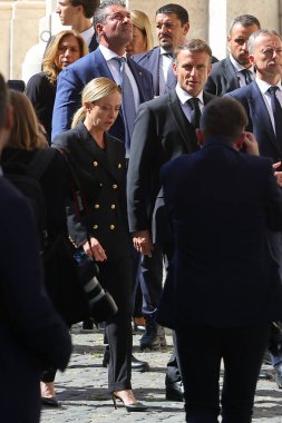 Roma, İtalya 26.09.2023: Başbakan Giorgia Meloni ve Fransa Cumhuriyeti Cumhurbaşkanı Emmanuel Macron, eski cumhurbaşkanı Giorgio Napolitano 'nun 26 Eylül 2023 tarihli devlet cenazesinden sonra göçmenler hakkında konuşup yürüdüler..