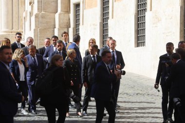 Roma, İtalya 26.09.2023: Başbakan Giorgia Meloni ve Fransa Cumhuriyeti Cumhurbaşkanı Emmanuel Macron, eski cumhurbaşkanı Giorgio Napolitano 'nun 26 Eylül 2023 tarihli devlet cenazesinden sonra göçmenler hakkında konuşup yürüdüler..