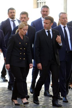 Roma, İtalya 26.09.2023: Başbakan Giorgia Meloni ve Fransa Cumhuriyeti Cumhurbaşkanı Emmanuel Macron, eski cumhurbaşkanı Giorgio Napolitano 'nun 26 Eylül 2023 tarihli devlet cenazesinden sonra göçmenler hakkında konuşup yürüdüler..