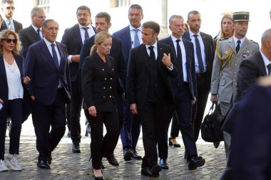 Roma, İtalya 26.09.2023: Başbakan Giorgia Meloni ve Fransa Cumhuriyeti Cumhurbaşkanı Emmanuel Macron, eski cumhurbaşkanı Giorgio Napolitano 'nun 26 Eylül 2023 tarihli devlet cenazesinden sonra göçmenler hakkında konuşup yürüdüler..