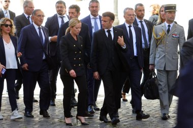 Roma, İtalya 26.09.2023: Başbakan Giorgia Meloni ve Fransa Cumhuriyeti Cumhurbaşkanı Emmanuel Macron, eski cumhurbaşkanı Giorgio Napolitano 'nun 26 Eylül 2023 tarihli devlet cenazesinden sonra göçmenler hakkında konuşup yürüdüler..