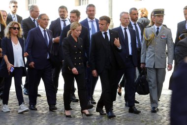 Roma, İtalya 26.09.2023: Başbakan Giorgia Meloni ve Fransa Cumhuriyeti Cumhurbaşkanı Emmanuel Macron, eski cumhurbaşkanı Giorgio Napolitano 'nun 26 Eylül 2023 tarihli devlet cenazesinden sonra göçmenler hakkında konuşup yürüdüler..