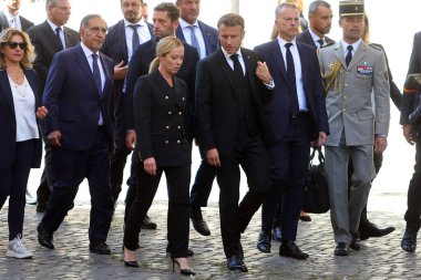 Roma, İtalya 26.09.2023: Başbakan Giorgia Meloni ve Fransa Cumhuriyeti Cumhurbaşkanı Emmanuel Macron, eski cumhurbaşkanı Giorgio Napolitano 'nun 26 Eylül 2023 tarihli devlet cenazesinden sonra göçmenler hakkında konuşup yürüdüler..