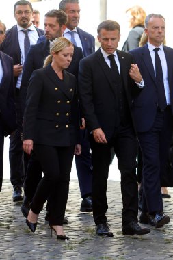 Roma, İtalya 26.09.2023: Başbakan Giorgia Meloni ve Fransa Cumhuriyeti Cumhurbaşkanı Emmanuel Macron, eski cumhurbaşkanı Giorgio Napolitano 'nun 26 Eylül 2023 tarihli devlet cenazesinden sonra göçmenler hakkında konuşup yürüdüler..