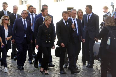 Roma, İtalya 26.09.2023: Başbakan Giorgia Meloni ve Fransa Cumhuriyeti Cumhurbaşkanı Emmanuel Macron, eski cumhurbaşkanı Giorgio Napolitano 'nun 26 Eylül 2023 tarihli devlet cenazesinden sonra göçmenler hakkında konuşup yürüdüler..