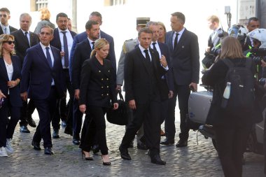 Roma, İtalya 26.09.2023: Başbakan Giorgia Meloni ve Fransa Cumhuriyeti Cumhurbaşkanı Emmanuel Macron, eski cumhurbaşkanı Giorgio Napolitano 'nun 26 Eylül 2023 tarihli devlet cenazesinden sonra göçmenler hakkında konuşup yürüdüler..
