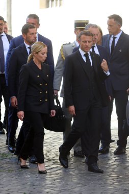 Roma, İtalya 26.09.2023: Başbakan Giorgia Meloni ve Fransa Cumhuriyeti Cumhurbaşkanı Emmanuel Macron, eski cumhurbaşkanı Giorgio Napolitano 'nun 26 Eylül 2023 tarihli devlet cenazesinden sonra göçmenler hakkında konuşup yürüdüler..