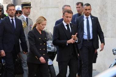 Roma, İtalya 26.09.2023: Başbakan Giorgia Meloni ve Fransa Cumhuriyeti Cumhurbaşkanı Emmanuel Macron, eski cumhurbaşkanı Giorgio Napolitano 'nun 26 Eylül 2023 tarihli devlet cenazesinden sonra göçmenler hakkında konuşup yürüdüler..